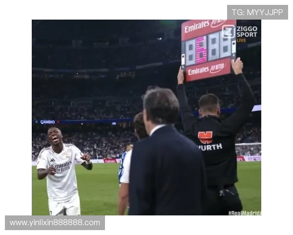 维尼修斯面对嘘声球场内外有别